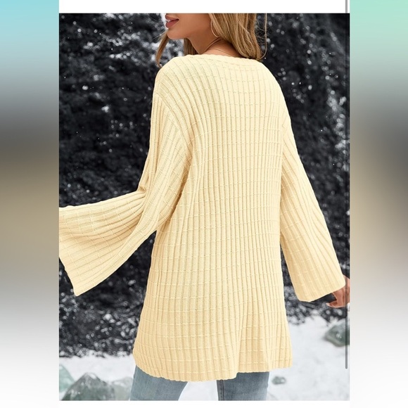 🆕 Women's Beige Sweater size small - Picture 4 of 6